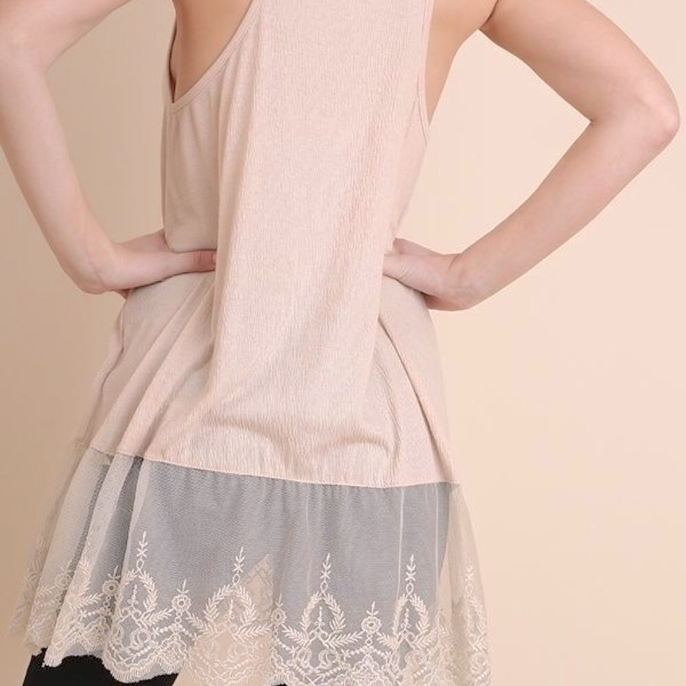 ✴️LAST ONE✴️ SIZE SMALL ☀️LACE HEMLINE TANK WITH CRINKLE FABRIC IN OATMEAL - Picture 4 of 7